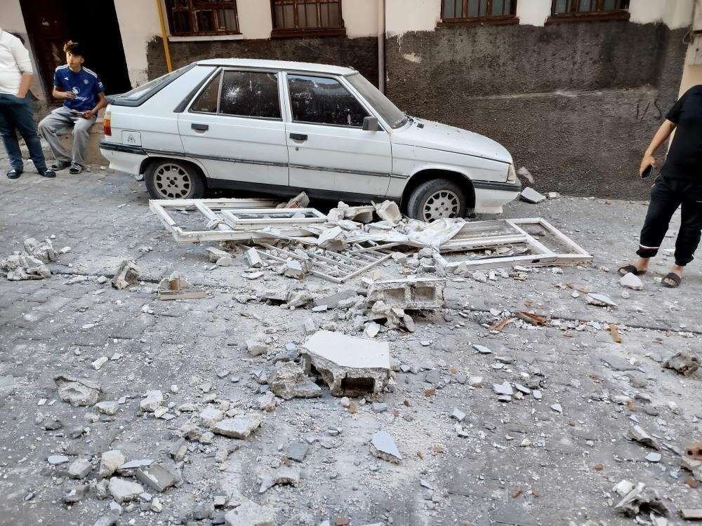 Mutfaktaki gaz sıkışması patlamaya neden oldu! Evin duvarları yıkıldı, araçlar hasar gördü 7